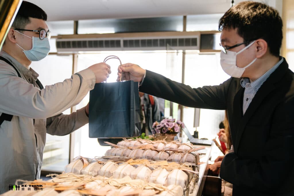 喜餅用紙袋裝超有質感的喔～